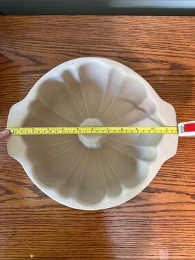 THE PAMPERED CHEF STONEWARE BUNDT CAKE PAN- NEVER USED-